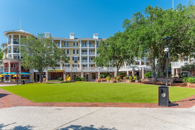 view of property's community featuring a lawn