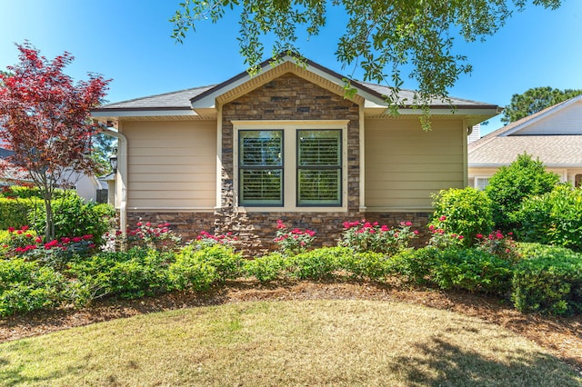 view of front of property featuring a front lawn