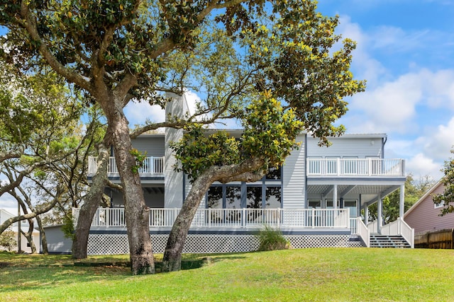 view of front of house featuring a front lawn