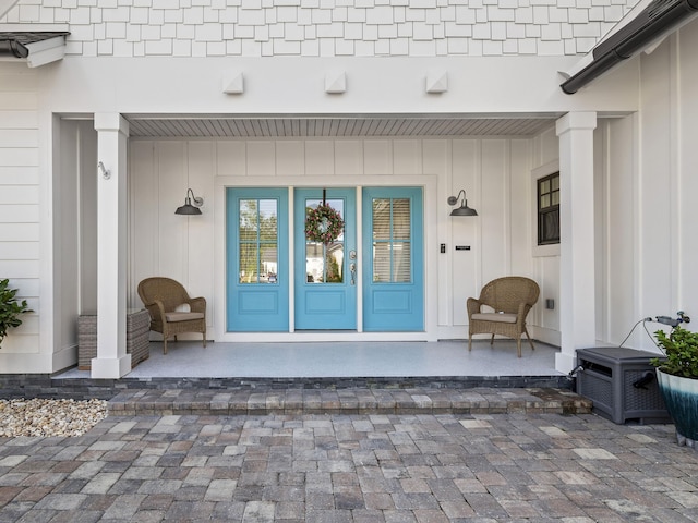 entrance to property featuring covered porch