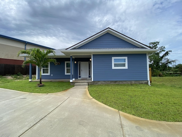 view of front facade featuring covered porch and a front yard