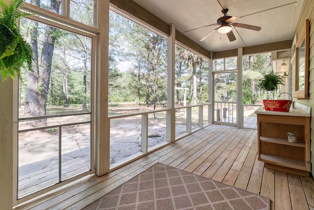 sunroom with ceiling fan