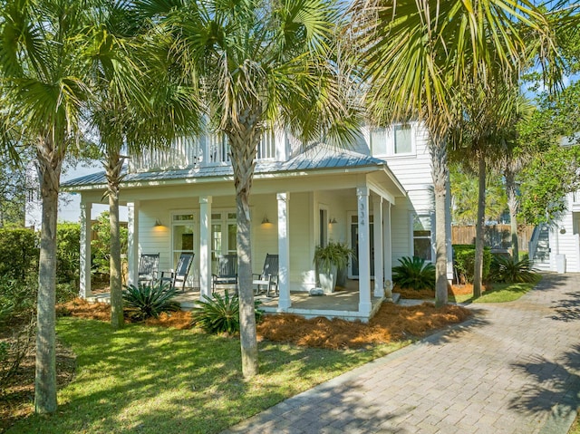 view of front of home with a front lawn and covered porch