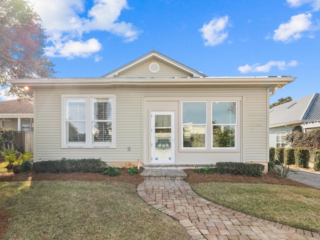 view of front facade featuring a front lawn