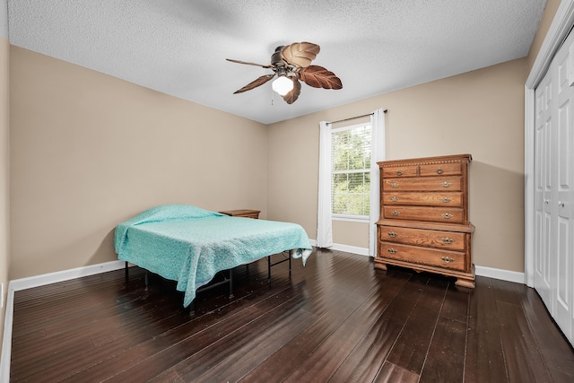 bedroom with ceiling fan, a closet, a textured ceiling, and hardwood / wood-style flooring