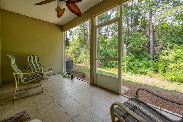 sunroom / solarium with ceiling fan