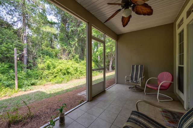 sunroom / solarium featuring ceiling fan