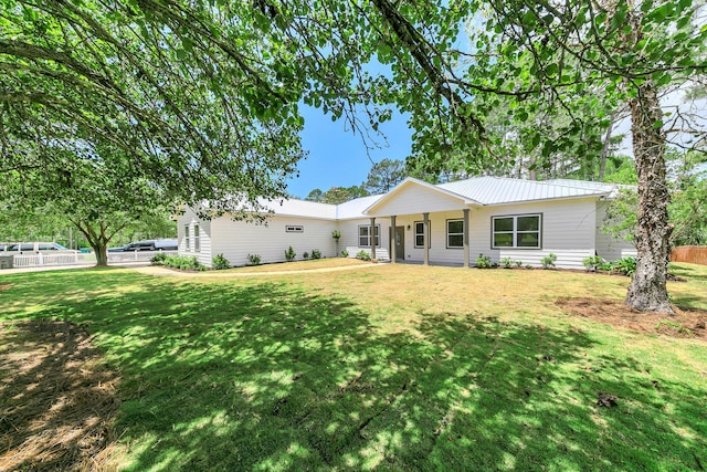 ranch-style home featuring a front lawn