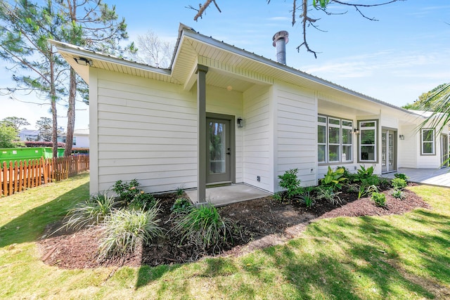 view of front of house with a front lawn