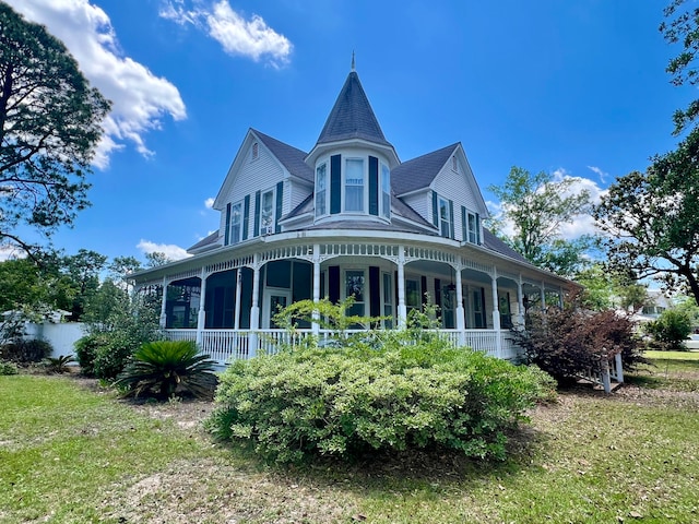 view of front facade featuring a front yard