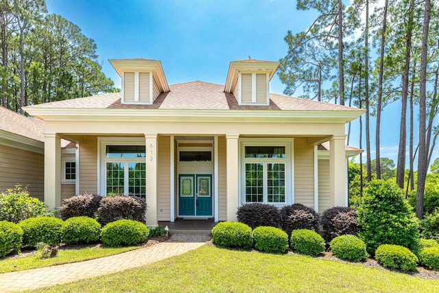 view of front of property featuring a front lawn and a porch