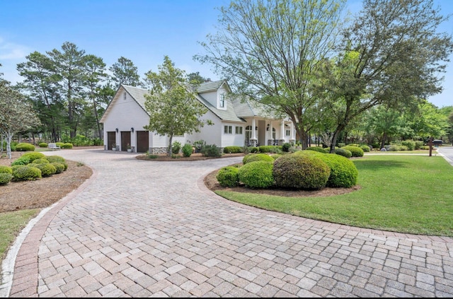 view of front facade with a front yard