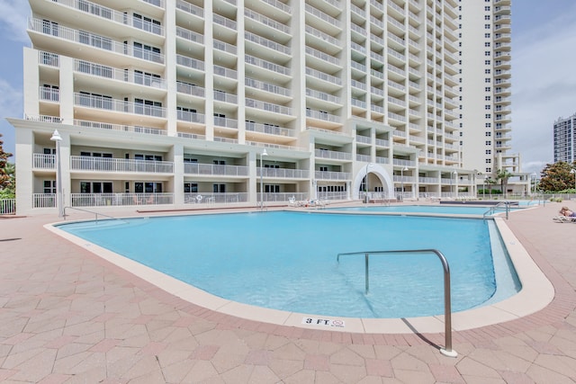 view of swimming pool