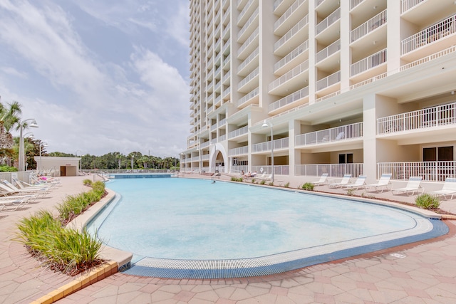 view of swimming pool