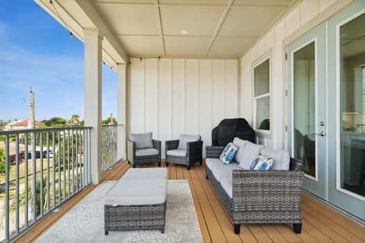 balcony featuring an outdoor hangout area