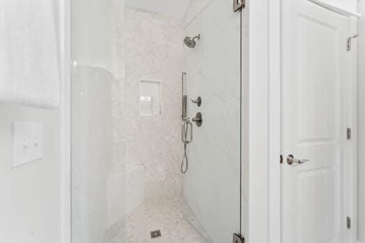 bathroom featuring tiled shower