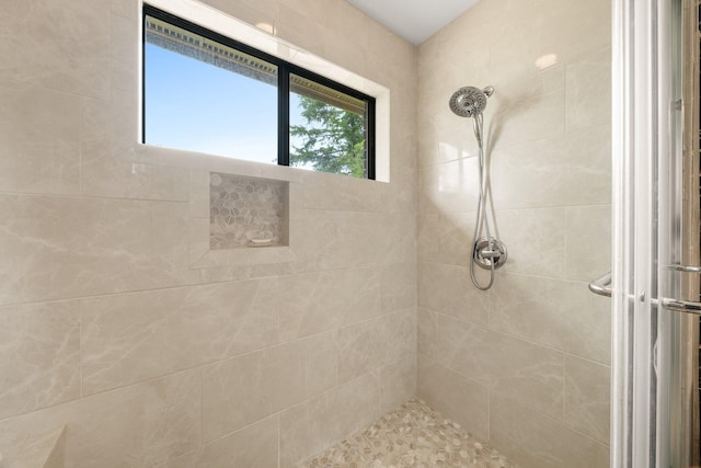 bathroom featuring a tile shower