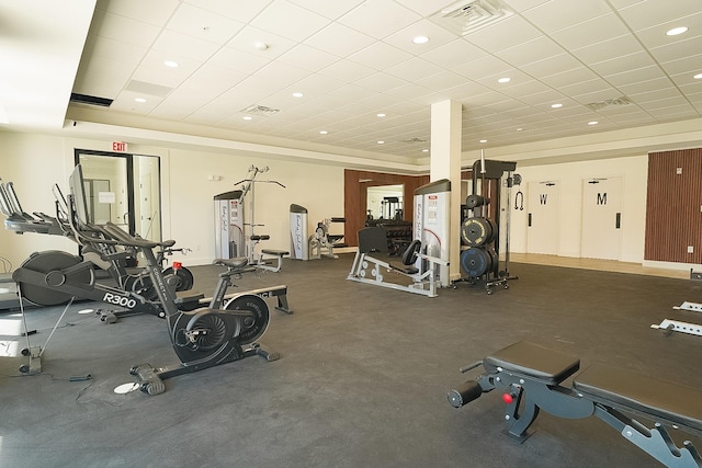 workout area with recessed lighting, a drop ceiling, visible vents, and baseboards