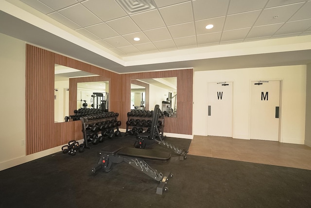 workout room featuring a drop ceiling, visible vents, and baseboards