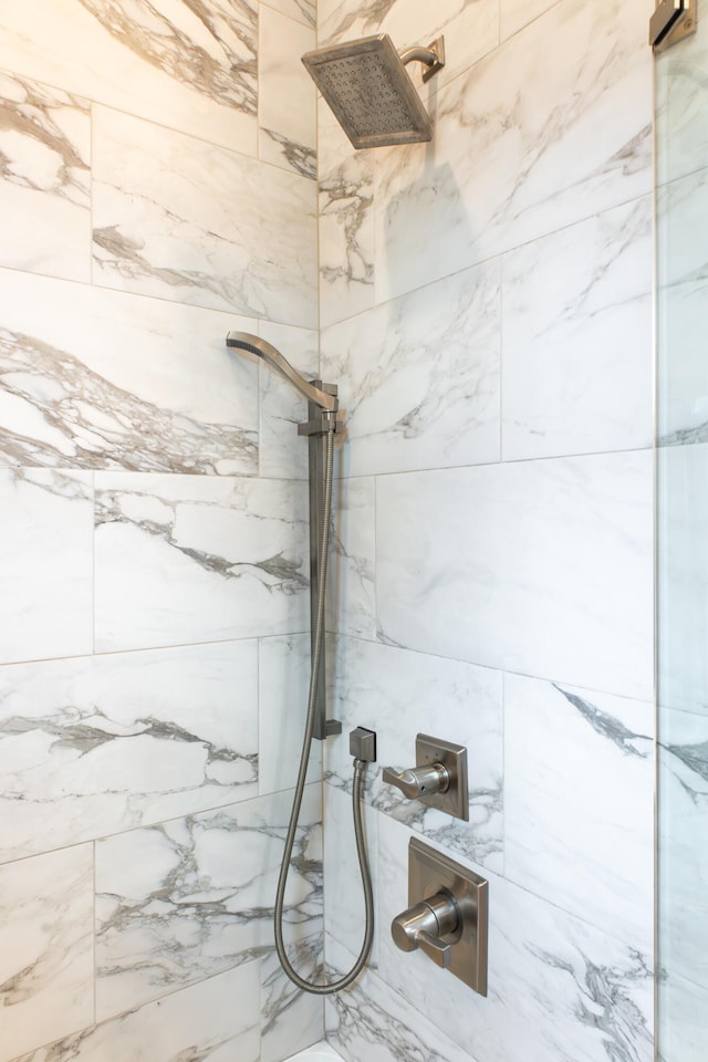 details featuring tiled shower