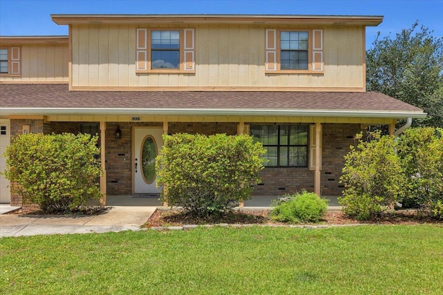 view of front facade featuring a porch and a front lawn