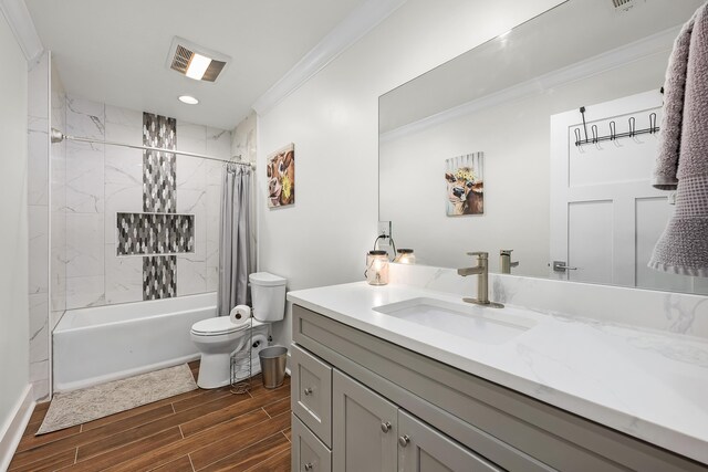 521 W Juniper Ave, Defuniak Springs, FL 32433 - bathroom with vanity, toilet, wood finish floors, shower / bath combination with curtain, and ornamental molding