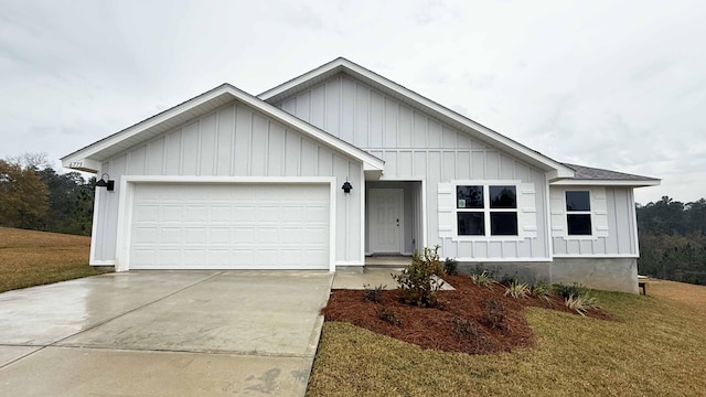 view of front facade with a front yard and a garage