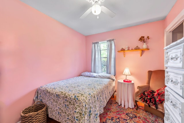 bedroom with ceiling fan