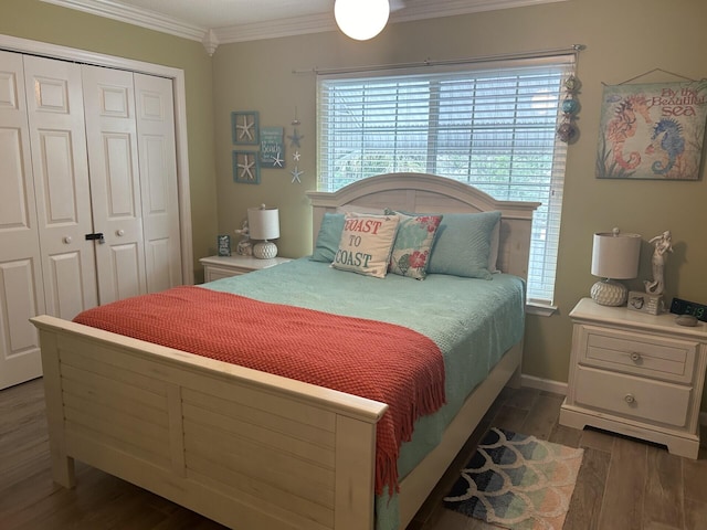 bedroom featuring crown molding, a closet, and dark hardwood / wood-style floors