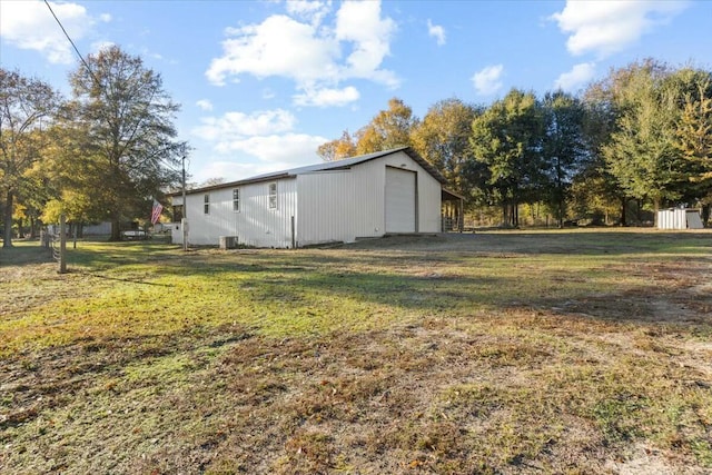 view of yard featuring a garage and an outdoor structure