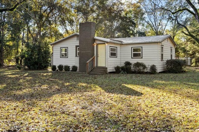 ranch-style home featuring a front yard