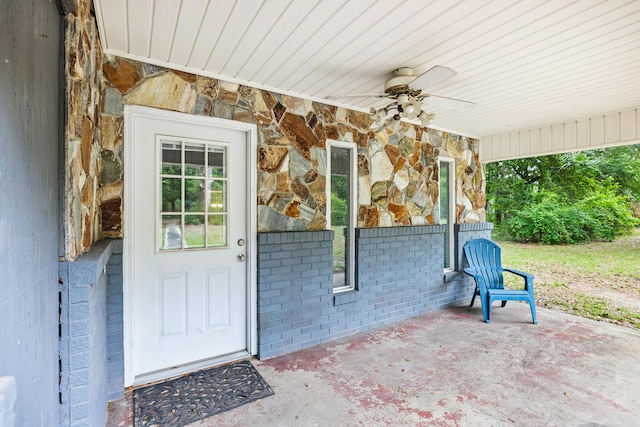 property entrance with ceiling fan