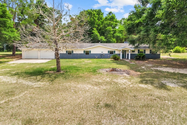 ranch-style house featuring a front yard