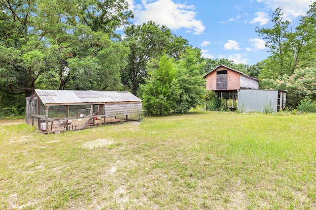 view of yard with an outdoor structure