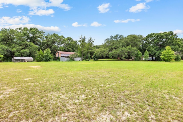 view of yard with an outbuilding