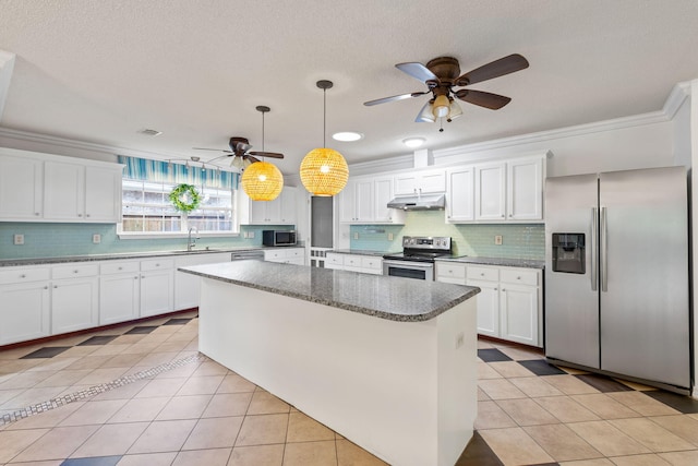 kitchen featuring sink, tasteful backsplash, ceiling fan, and stainless steel appliances