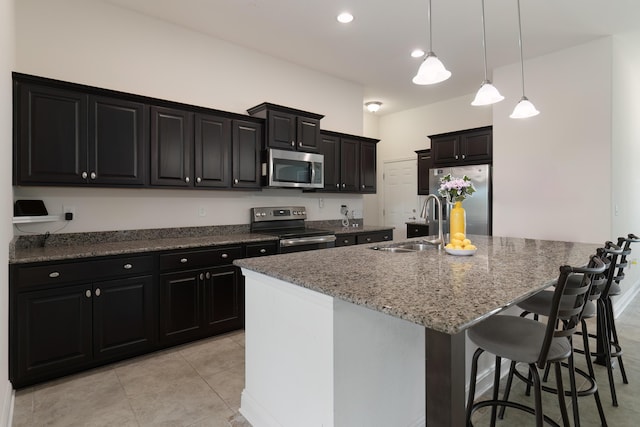 kitchen featuring sink, a center island with sink, pendant lighting, and appliances with stainless steel finishes