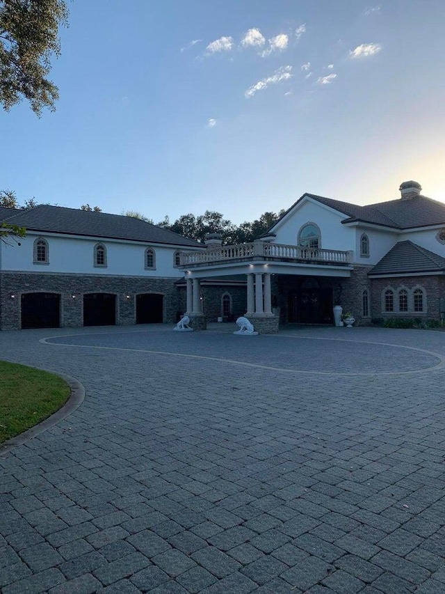 view of front facade featuring decorative driveway