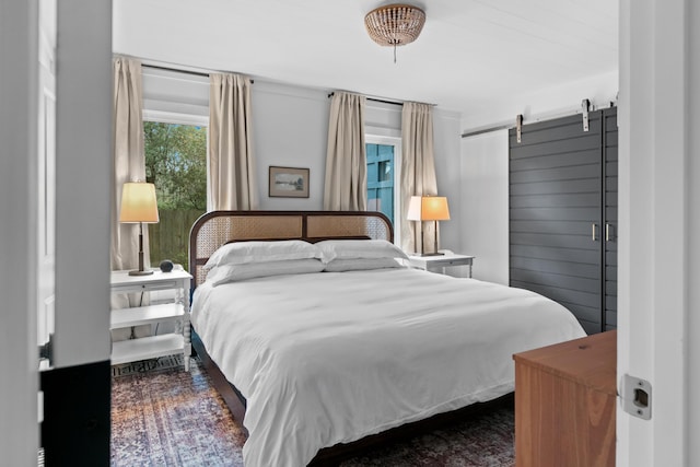 bedroom featuring a barn door