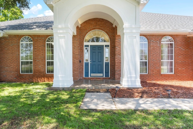 property entrance featuring a yard