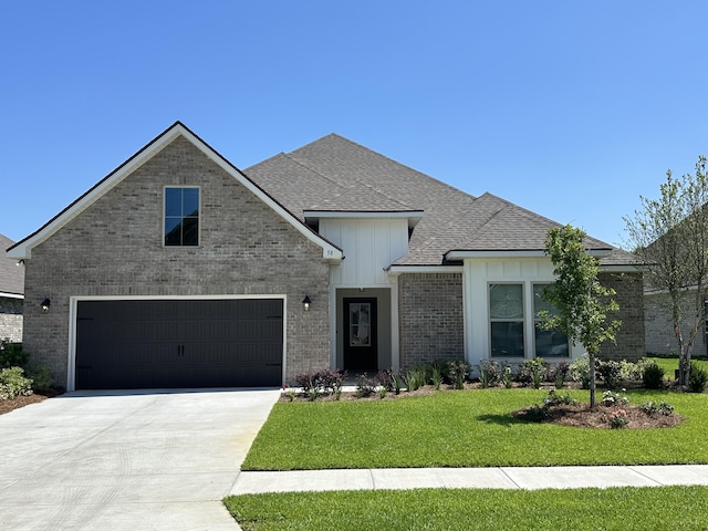 view of front facade with a front yard