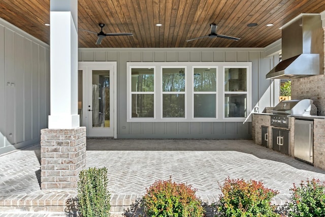 view of patio featuring an outdoor kitchen, ceiling fan, and grilling area