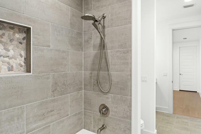 bathroom with tiled shower / bath combo