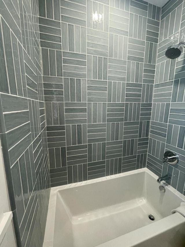 bathroom featuring tiled shower / bath combo