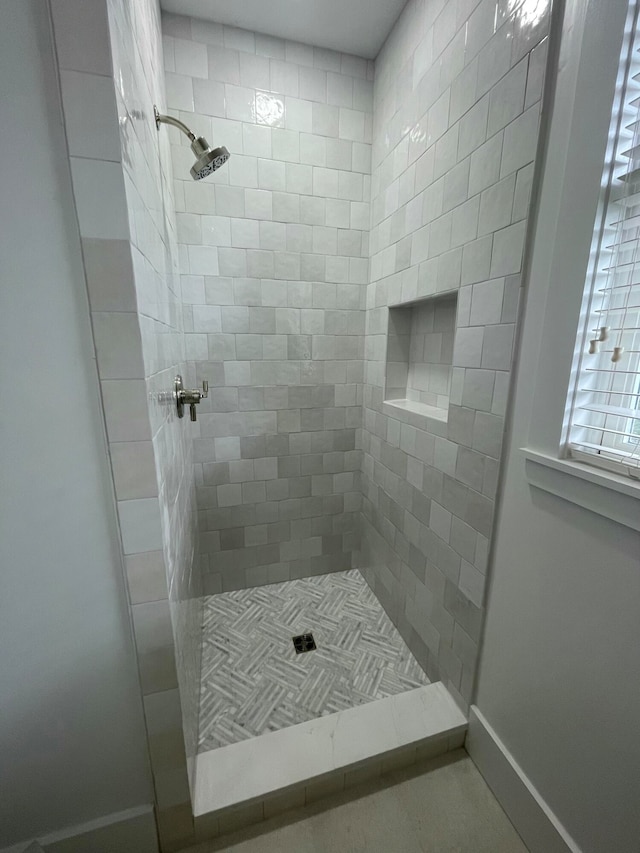 bathroom featuring tiled shower