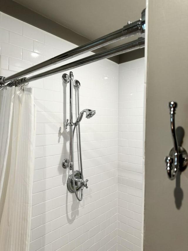 details with a shower with curtain