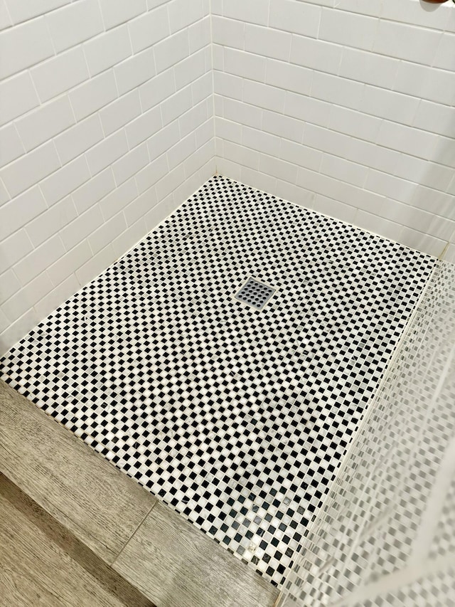 details featuring tiled shower