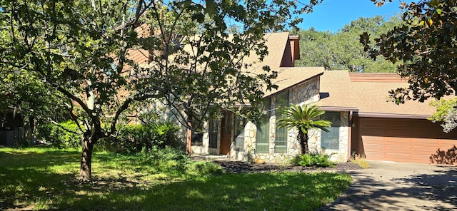 view of front facade featuring a garage and a front yard