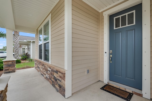 property entrance featuring a porch