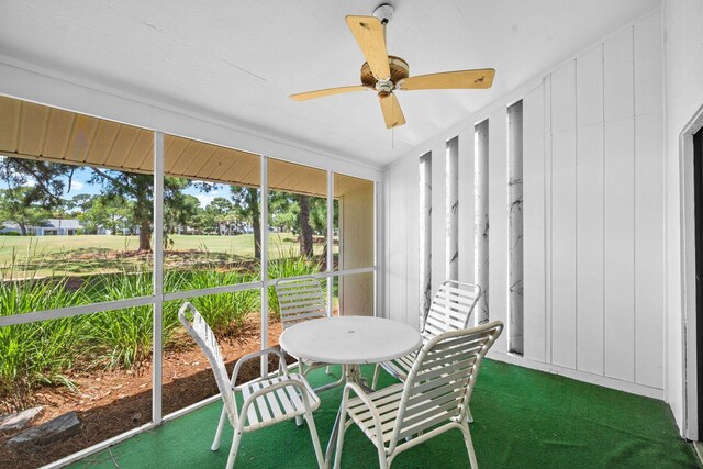 sunroom with ceiling fan